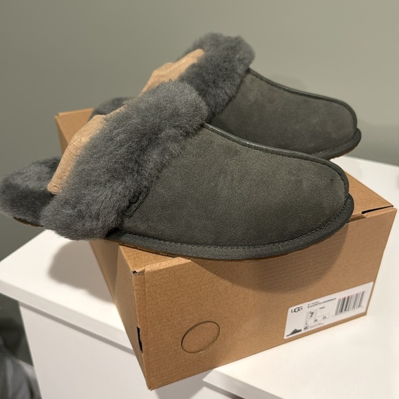 UGG sage green slippers 7 NWT - Picture 2 of 5